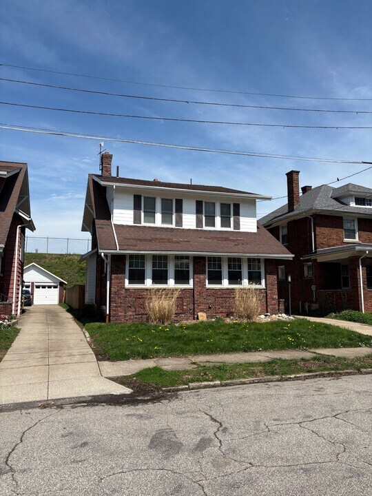 448 W 28th St in Erie, PA - Building Photo