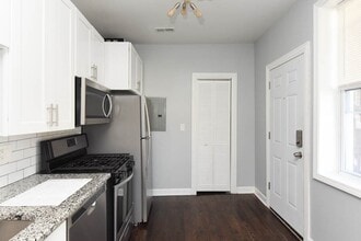 3301 N Harding Ave, Unit 1R in Chicago, IL - Building Photo - Building Photo