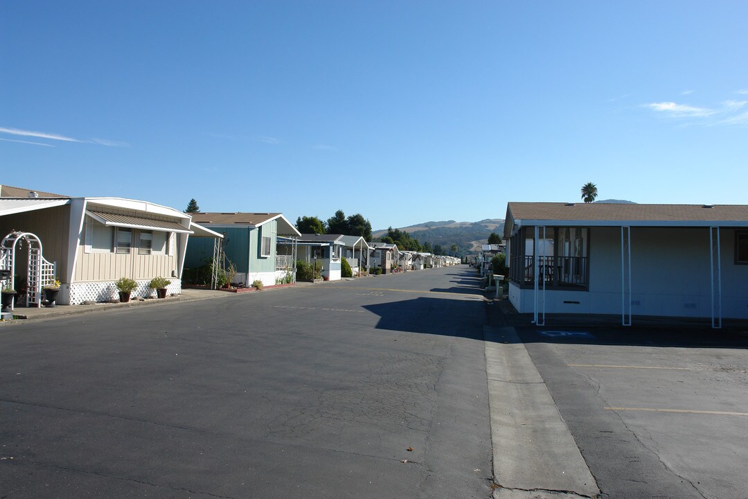 2800 Santa Rosa Ave in Santa Rosa, CA - Building Photo