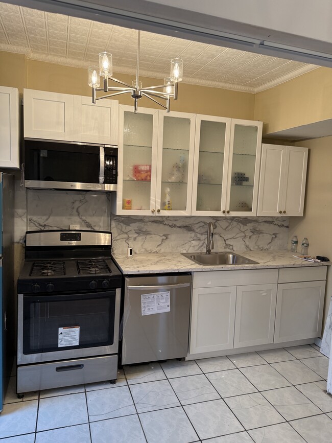 7425 65th St, Unit 2nd Floor in Ridgewood, NY - Foto de edificio - Building Photo