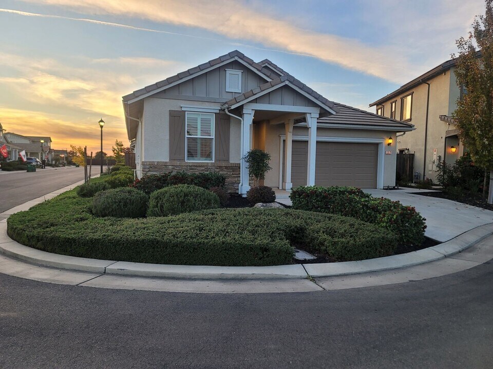 1217 Sirah Ct in Lodi, CA - Building Photo