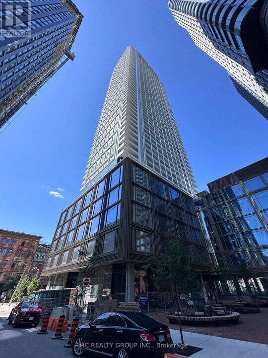 88 Queen St E in Toronto, ON - Building Photo