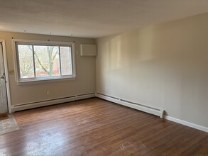 300 Green Rd-Unit -APT D in Manchester, CT - Building Photo - Building Photo