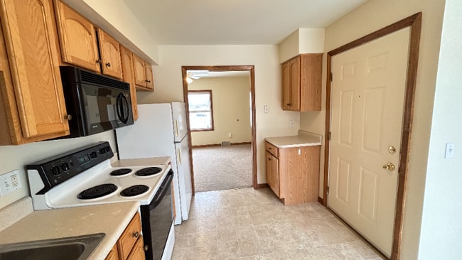 1052 Community Rd in Rotterdam, NY - Foto de edificio - Building Photo