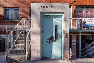 10419 39th Ave in Corona, NY - Foto de edificio - Building Photo