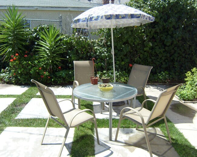 5736 Willowcrest Ave, Unit 5736 N. WILLOW CREST in Valley Village, CA - Building Photo - Building Photo