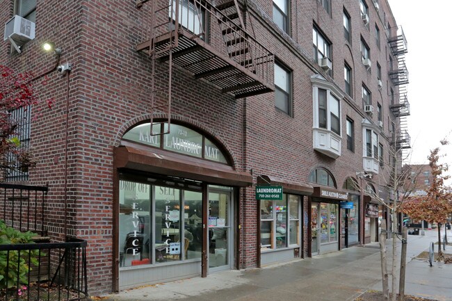 7320 Austin St in Flushing, NY - Foto de edificio - Building Photo