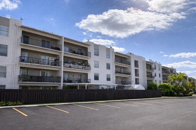 5755 W 20th Ave, Unit 406 in Hialeah, FL - Building Photo - Building Photo