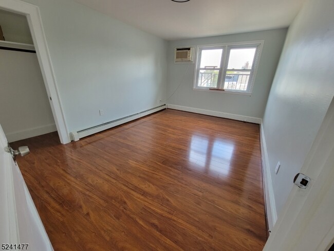 141 Mahar Ave-Unit -3 in Clifton, NJ - Foto de edificio - Building Photo