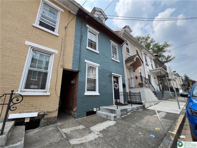 27 N Warren St in Easton, PA - Foto de edificio - Building Photo