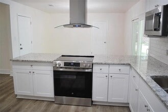 1802 NE 15th Ter in Gainesville, FL - Building Photo - Building Photo