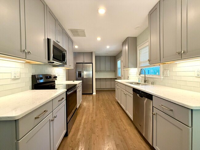 5663 N Consaul Pl in Whitefish Bay, WI - Building Photo - Building Photo