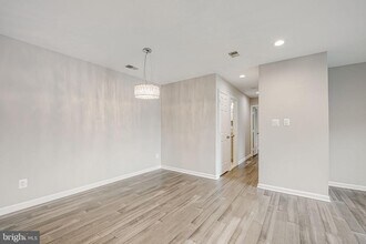 2815 Lee Oaks Ct-Unit -302 in Falls Church, VA - Building Photo - Building Photo