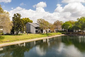 Carrollwood Station in Tampa, FL - Foto de edificio - Building Photo