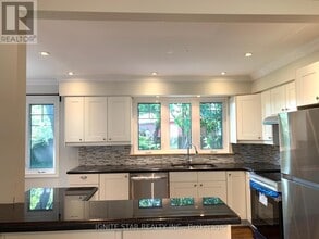 493 Pineland Ave in Oakville, ON - Building Photo - Building Photo