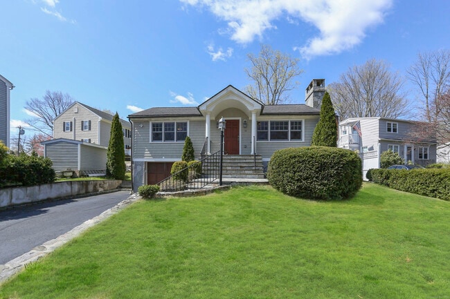 43 Summer St in New Canaan, CT - Building Photo - Building Photo