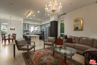 12920 W Runway Rd in Los Angeles, CA - Building Photo - Building Photo