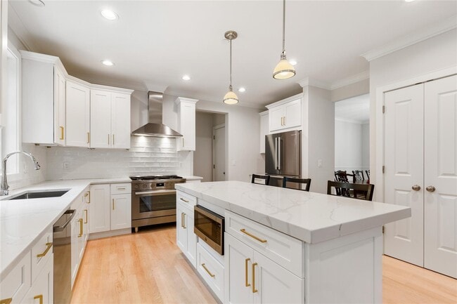4 Gray Rock Dr in Harrison, NY - Building Photo - Building Photo