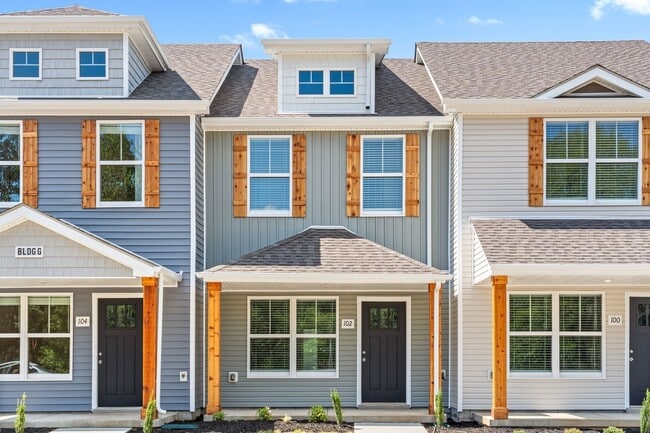 102 W Point Dr in Clarksville, TN - Foto de edificio - Building Photo