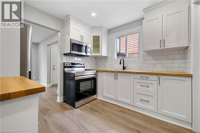 8059 Aintree Dr in Niagara Falls, ON - Building Photo - Building Photo