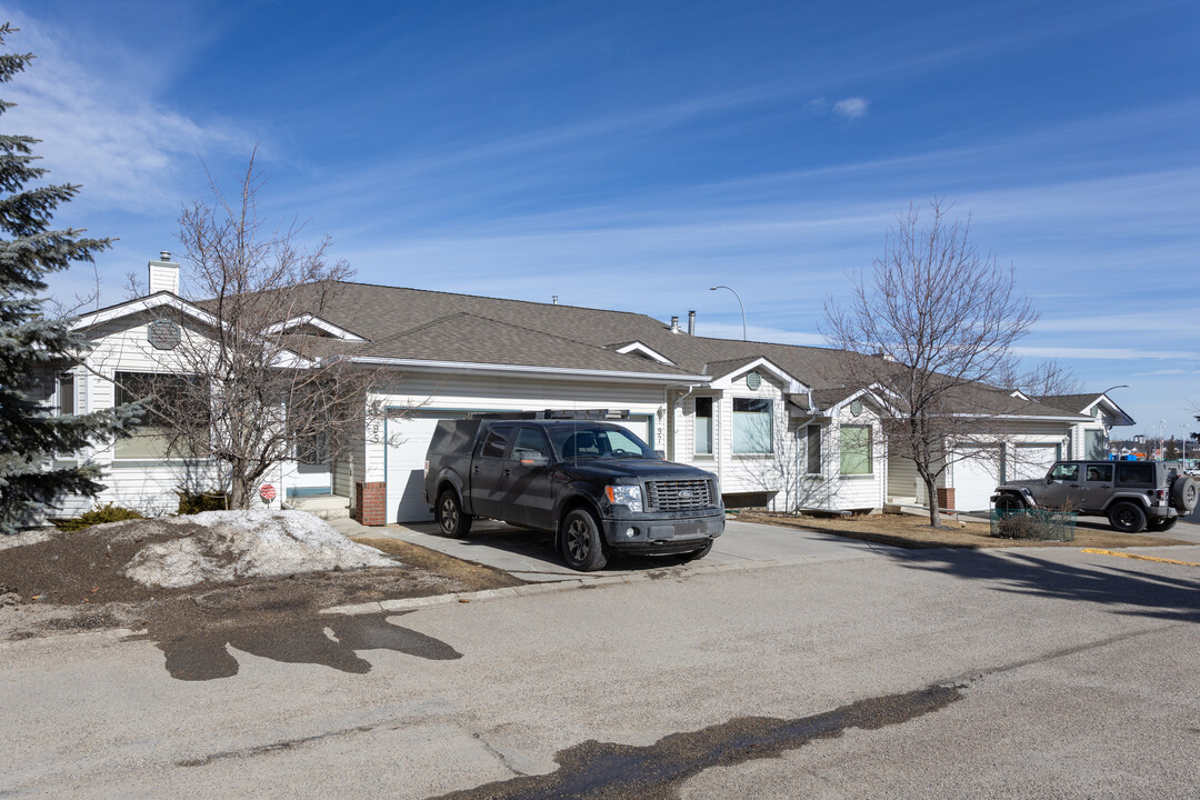 Harvest Pointe in Calgary, AB - Building Photo