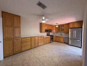 368 Lake Arbor Dr in Palm Springs, FL - Building Photo - Building Photo