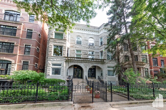 649 W Wrightwood Ave