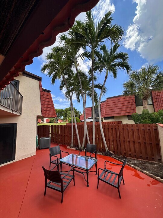 3871 Victoria Dr in West Palm Beach, FL - Building Photo