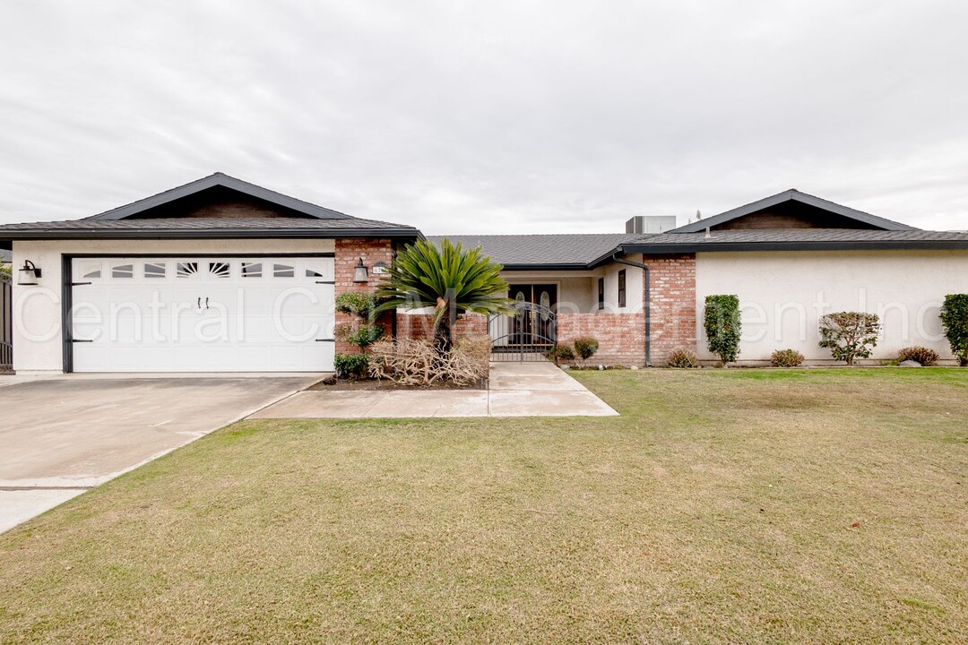 6701 Sly Ln in Bakersfield, CA - Building Photo