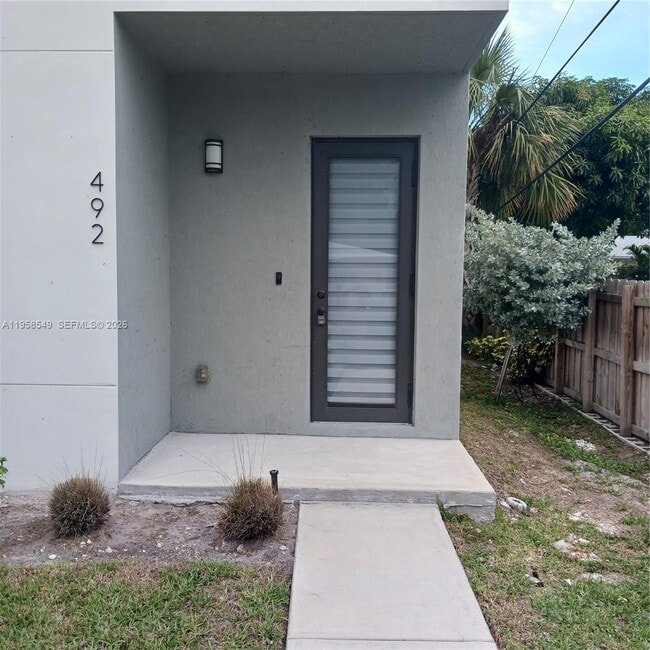 492 40th Ct in Oakland Park, FL - Building Photo - Building Photo