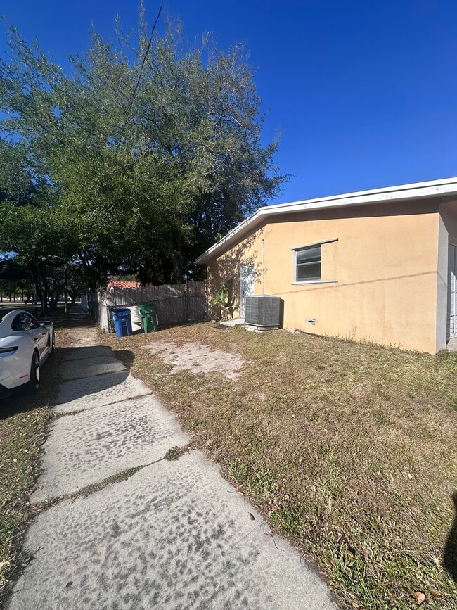 1111 NE 204th Ter, Unit #0 in Miami, FL - Foto de edificio - Building Photo