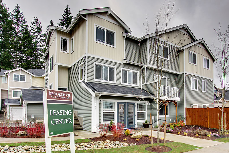 Brookstone at Edgewater Townhomes in Puyallup, WA - Foto de edificio