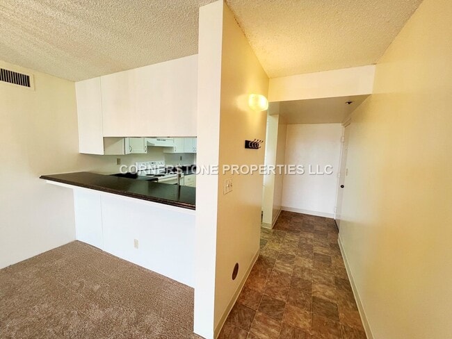 990 Ala Nanala St in Honolulu, HI - Building Photo - Building Photo