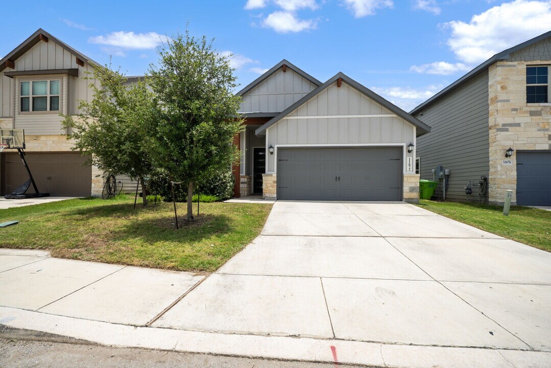11672 Folsom Pass in San Antonio, TX - Building Photo