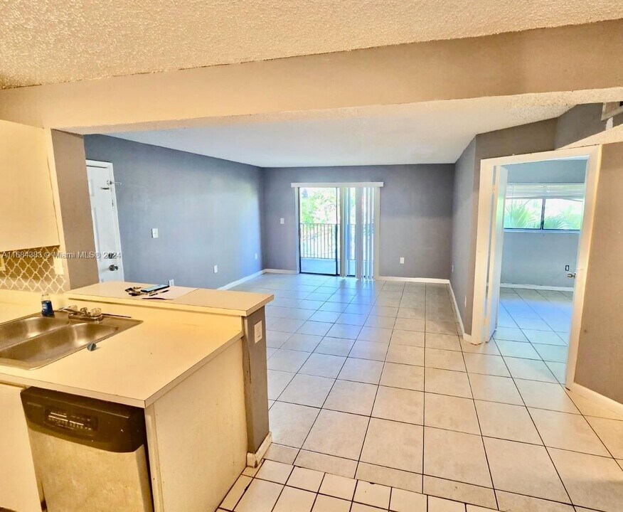 301 Palm Way, Unit 304 in Pembroke Pines, FL - Foto de edificio