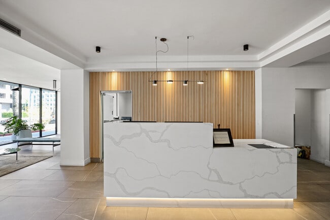 10600 Wilshire - Short Term Available in Los Angeles, CA - Foto de edificio - Building Photo