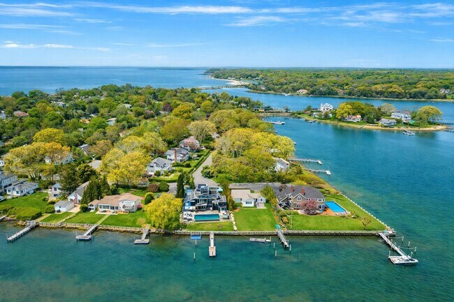 54 Bay View Dr E in Sag Harbor, NY - Foto de edificio - Building Photo