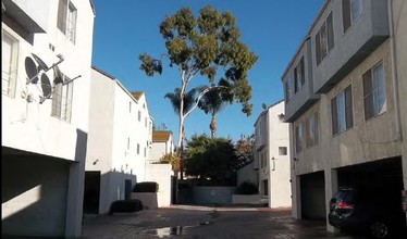 Richfield Terrace in Paramount, CA - Foto de edificio - Building Photo