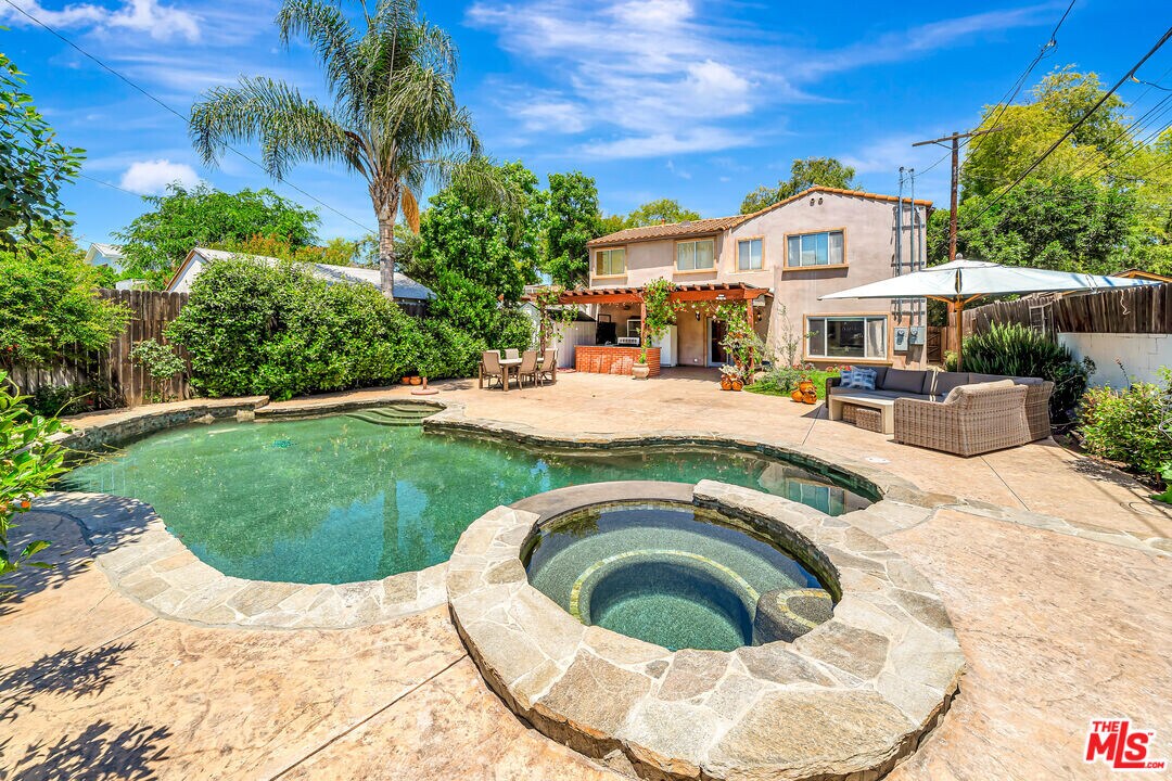 14916 Hesby St in Los Angeles, CA - Building Photo