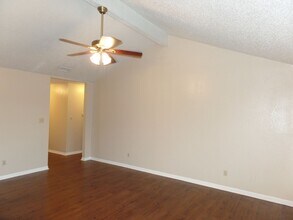 1225 Pennsylvania Ave in Victoria, TX - Building Photo - Building Photo