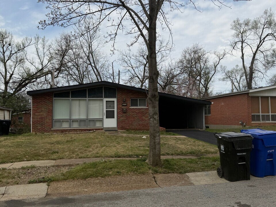 1315 Mendell Dr in University City, MO - Building Photo