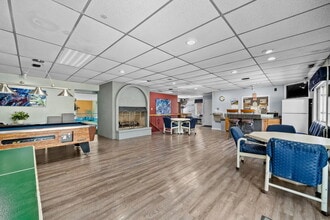 Four Seasons Apartments in Des Moines, IA - Building Photo - Building Photo