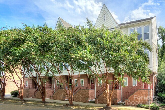 135 N Sycamore St in Charlotte, NC - Building Photo - Building Photo