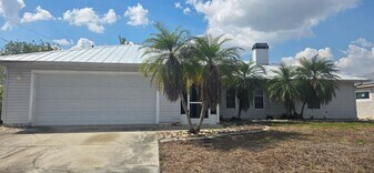 1828 NE 13th Pl in Cape Coral, FL - Building Photo