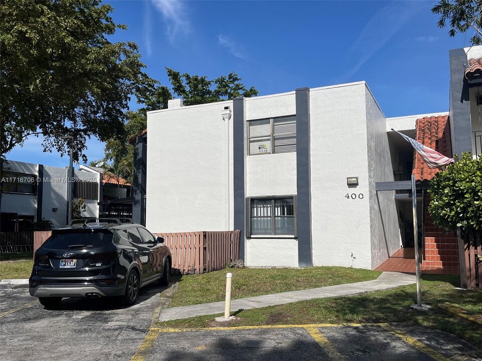 400 W Park Dr in Miami, FL - Building Photo