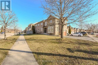 7020 Black Walnut Trail in Mississauga, ON - Building Photo - Building Photo