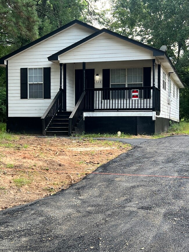 property at 920 San Antonio St