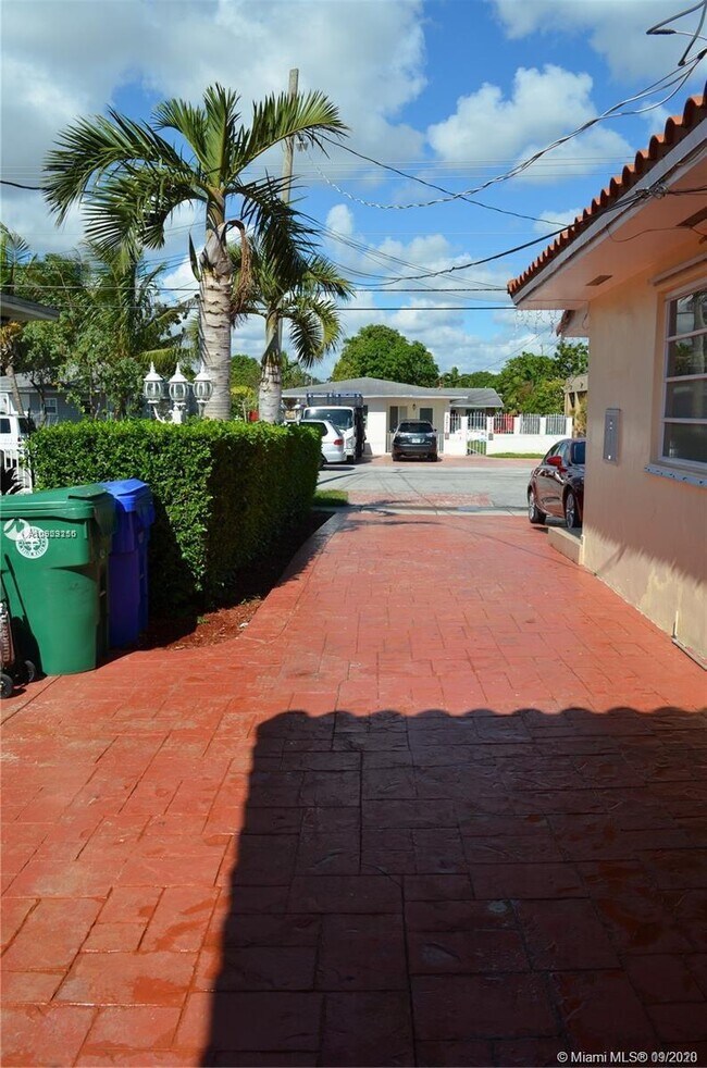 2476 SW 17th St-Unit -2476 in Miami, FL - Building Photo - Building Photo