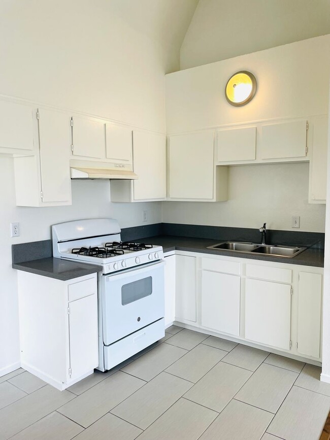 2346-2346 Ocean Ave in Ventura, CA - Building Photo - Building Photo