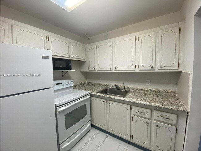 111 Tilford F in Deerfield Beach, FL - Building Photo - Building Photo